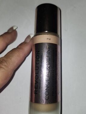 Revolution Conceal & Define Foundation - F12 Light Beige